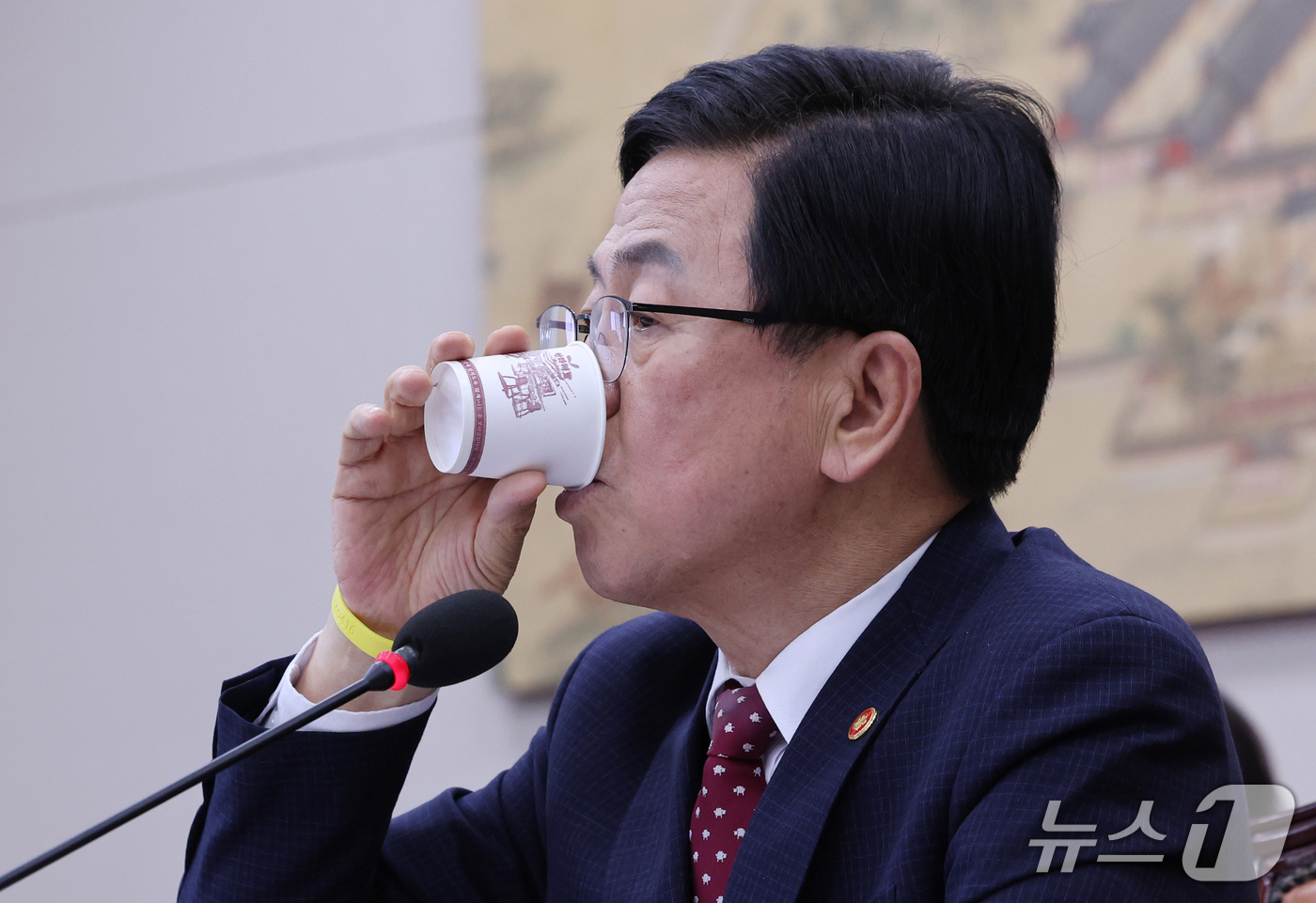 (서울=뉴스1) 박지혜 기자 = 최교진 교육부 장관이 16일 서울 여의도 국회에서 열린 교육위원회 전체회의에서 물을 마시고 있다.최 장관은 이날 대입 수시 원서 접수 시스템 장애 …