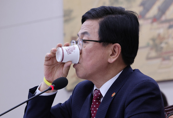 물 마시는 최교진 장관
