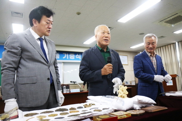 '레슬링 대부' 안천영·한영 형제 소장품 기증…"기념관 조성 보탬 기뻐"