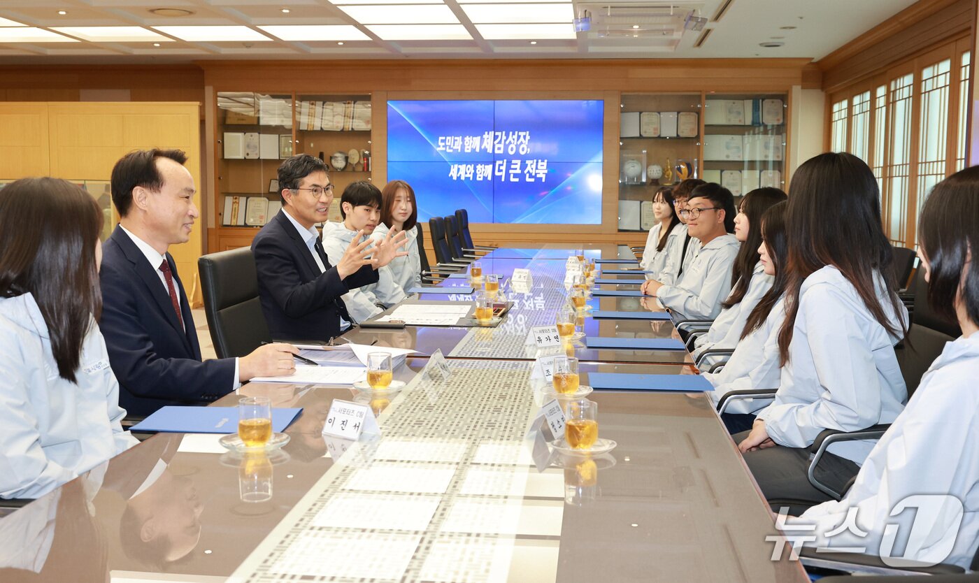 본문 이미지 - 16일 전북도청에서 '2026년 전북사랑 서포터즈 1기 발대식'이 개최된 가운데 이원택 도지사와 서포터즈 대학생들이 이야기를 나누고 있다.(전북도 제공. 재판매 및 DB 금지)/뉴스1  
