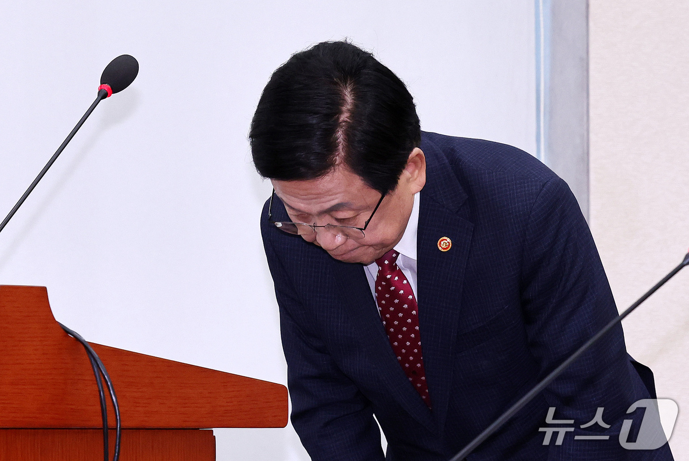 (서울=뉴스1) 박지혜 기자 = 최교진 교육부 장관(왼쪽)이 16일 서울 여의도 국회에서 열린 교육위원회 전체회의에 현안에 대해 발표한 뒤 인사하고 있다.최 장관은 이날 대입 수시 …