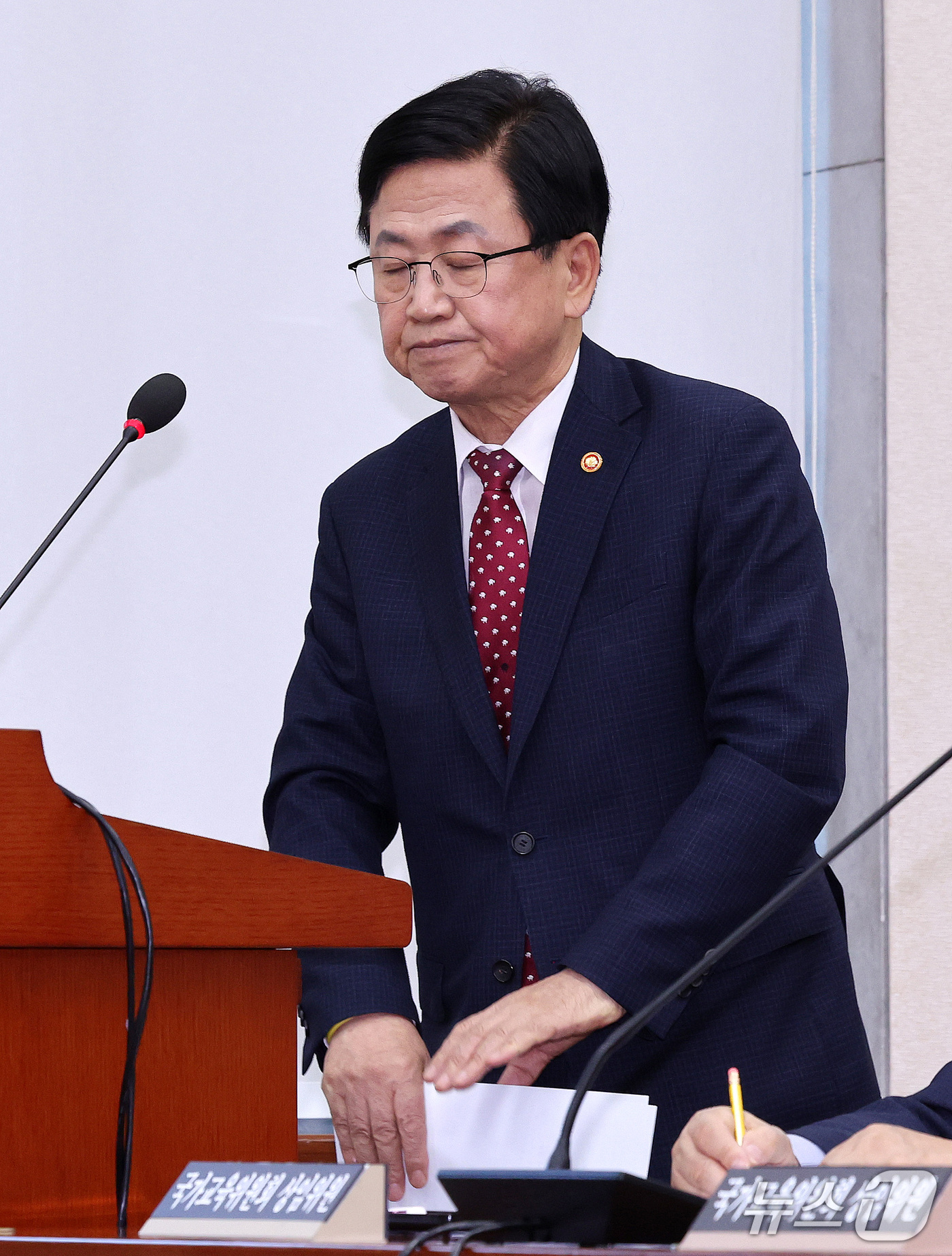 (서울=뉴스1) 박지혜 기자 = 최교진 교육부 장관(왼쪽)이 16일 서울 여의도 국회에서 열린 교육위원회 전체회의에 현안에 대해 발표한 뒤 인사하고 있다.최 장관은 이날 대입 수시 …