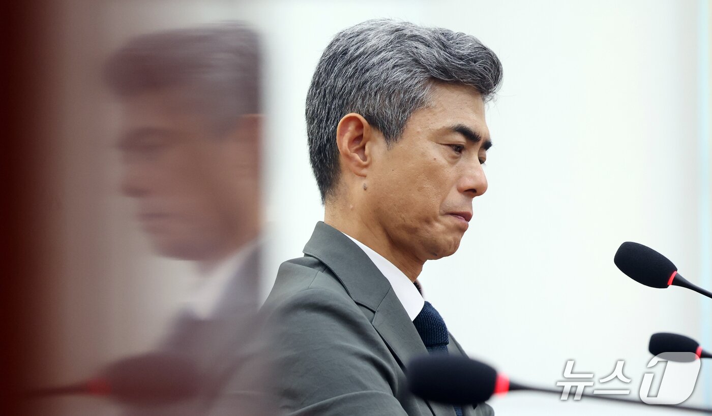 본문 이미지 - 강신철 국방부 장관 후보자가 16일 서울 여의도 국회 국방위원회에서 열린 인사청문회에서 생각에 잠겨 있다. 2026.9.16 ⓒ 뉴스1 황기선 기자