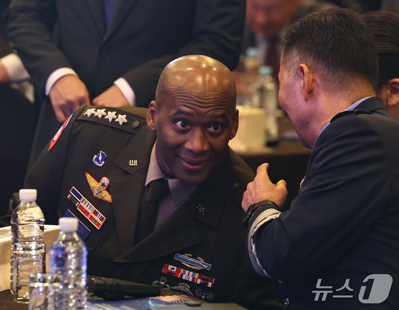(서울=뉴스1) 이종수 기자 = 제이비어 브런슨 한미연합군사령관이 16일 국방컨벤션에서 열린 ‘2026 한·미 연합워파이팅포럼’에서 진영승 합동참모의장과 대화를 나누고 있다. 20 …