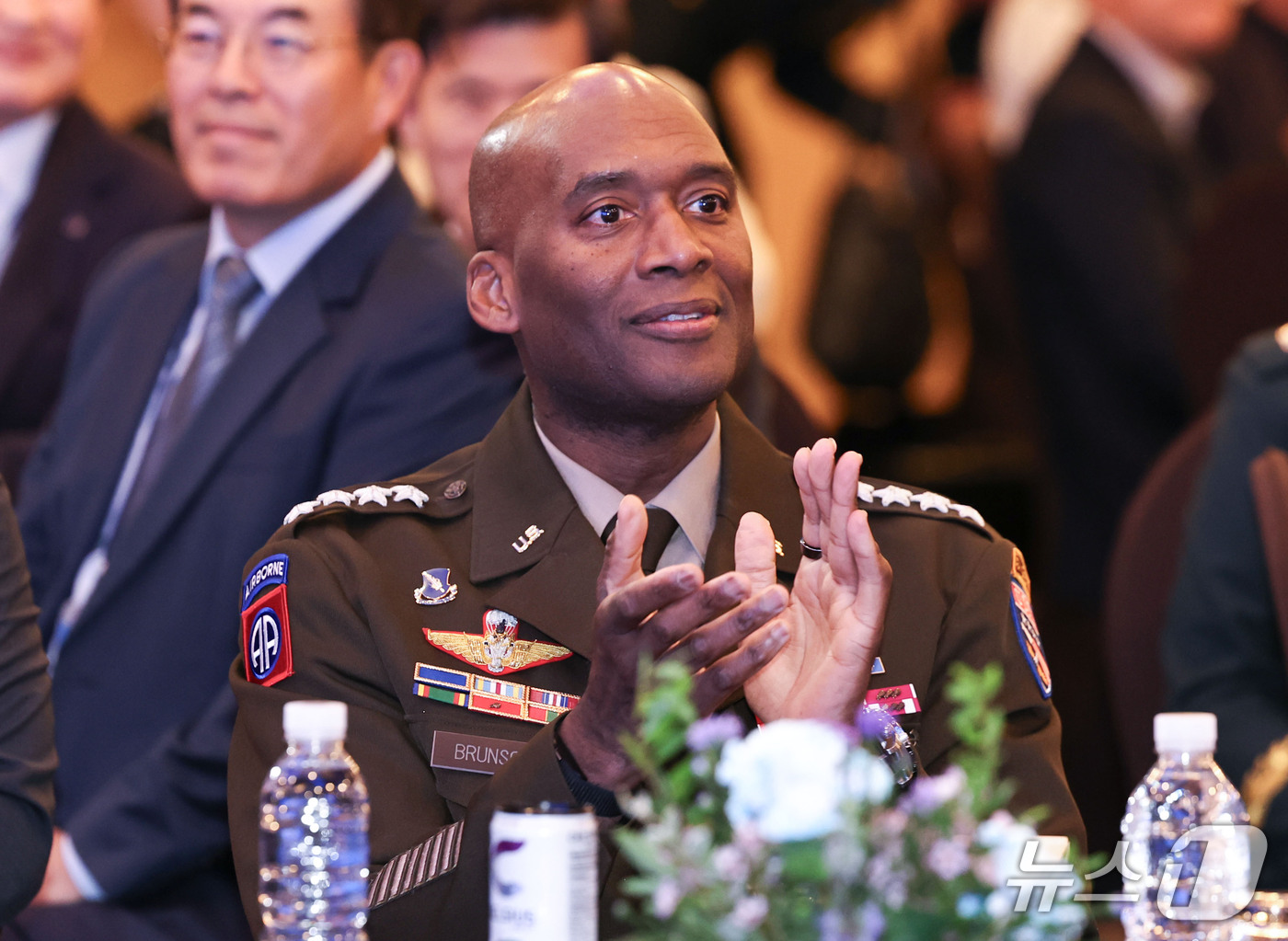 (서울=뉴스1) 이종수 기자 = 제이비어 브런슨 한미연합군사령관이 16일 국방컨벤션에서 열린 ‘2026 한·미 연합워파이팅포럼’에 참석해 박수를 치고 있다. 2026.9.16/뉴스 …