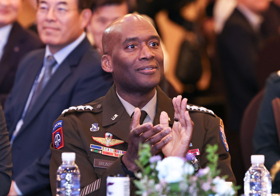 박수치는 제이비어 브런슨 한미연합군사령관