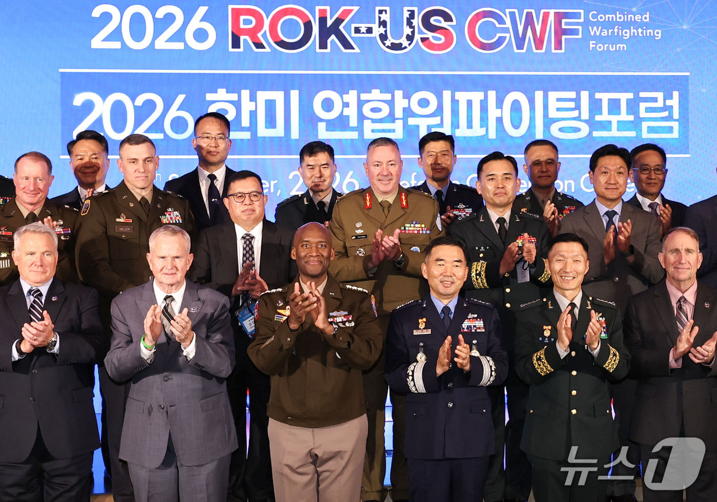 (서울=뉴스1) 이종수 기자 = 제이비어 브런슨 한미연합군사령관, 진영승 합동참모의장, 김성민 한미연합군사령부 부사령관 등 참석자들이 16일 국방컨벤션에서 열린 ‘2026 한·미 …