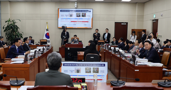국방부 장관 후보자에게 질의하는 천하람 의원