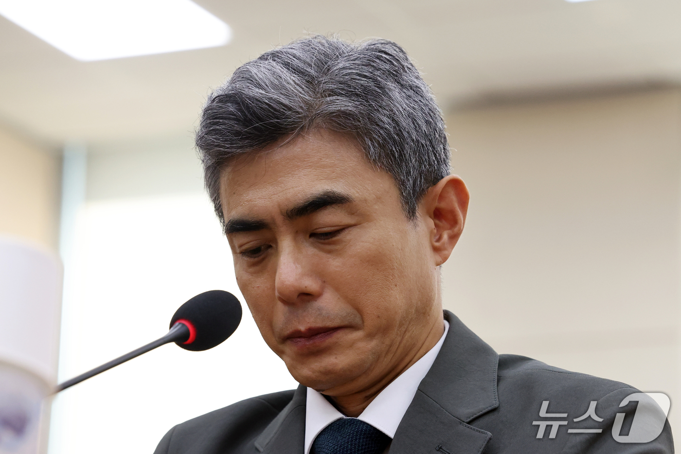 (서울=뉴스1) 황기선 기자 = 강신철 국방부 장관 후보자가 16일 서울 여의도 국회 국방위원회에서 열린 인사청문회에서 생각에 잠겨 있다.  2026.9.16/뉴스1