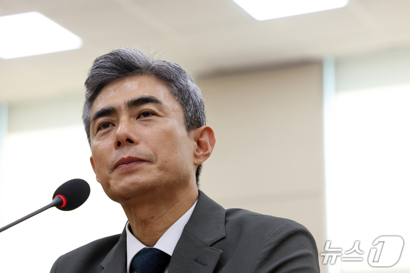 (서울=뉴스1) 황기선 기자 = 강신철 국방부 장관 후보자가 16일 서울 여의도 국회 국방위원회에서 열린 인사청문회에서 생각에 잠겨 있다.  2026.9.16/뉴스1