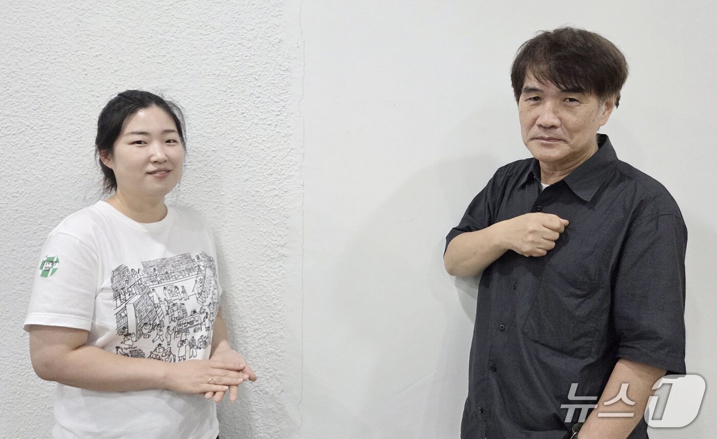 본문 이미지 - 김광철 군산책문화발전소 대표(오른쪽)와 임주아 작가. 2026.9.16 ⓒ 뉴스1 유경석 기자