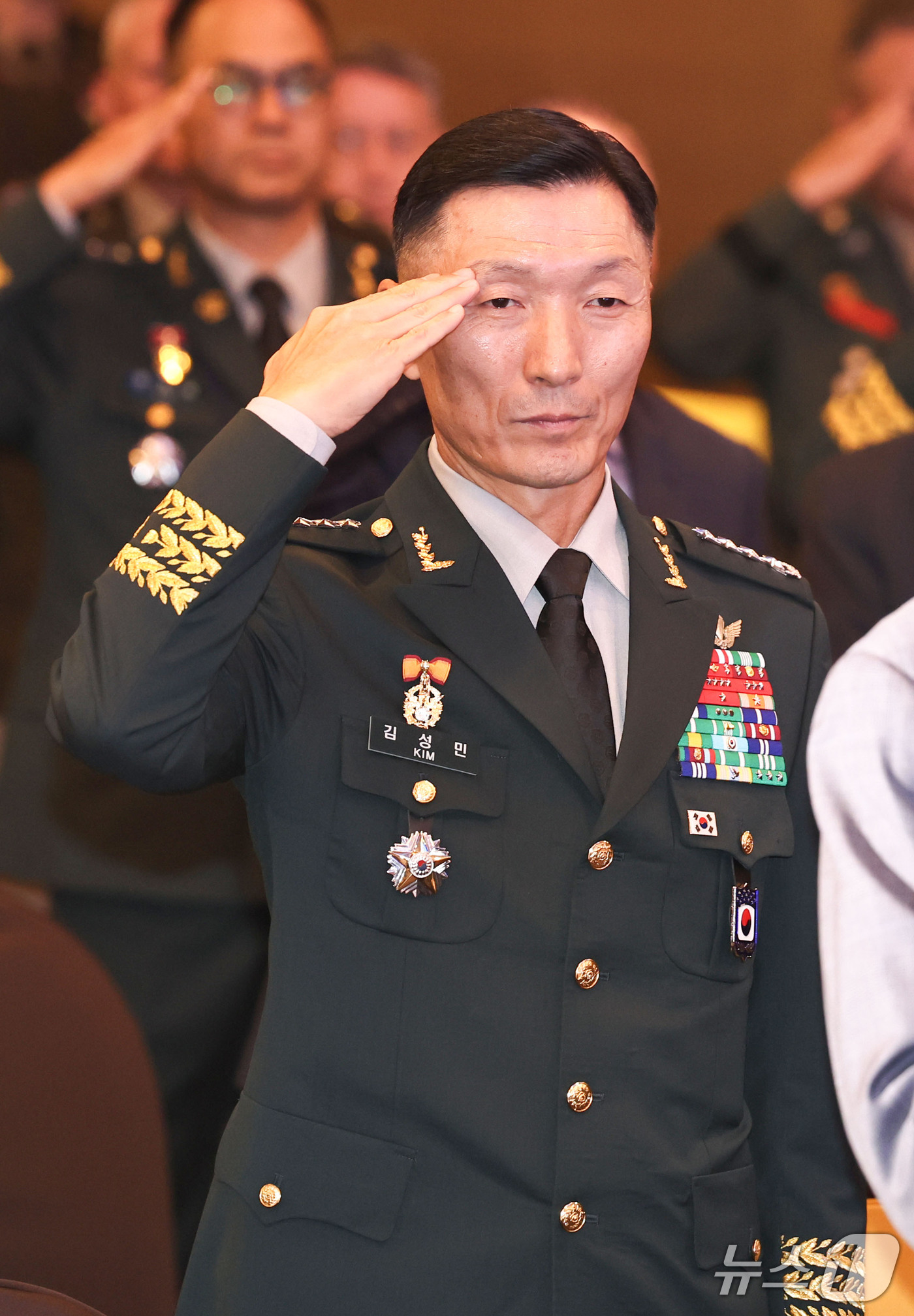 (서울=뉴스1) 이종수 기자 = 김성민 한미연합군사령부 부사령관이 16일 국방컨벤션에서 열린 ‘2026 한·미 연합워파이팅포럼’에 참석해 거수경례를 하고 있다. 2026.9.16/ …