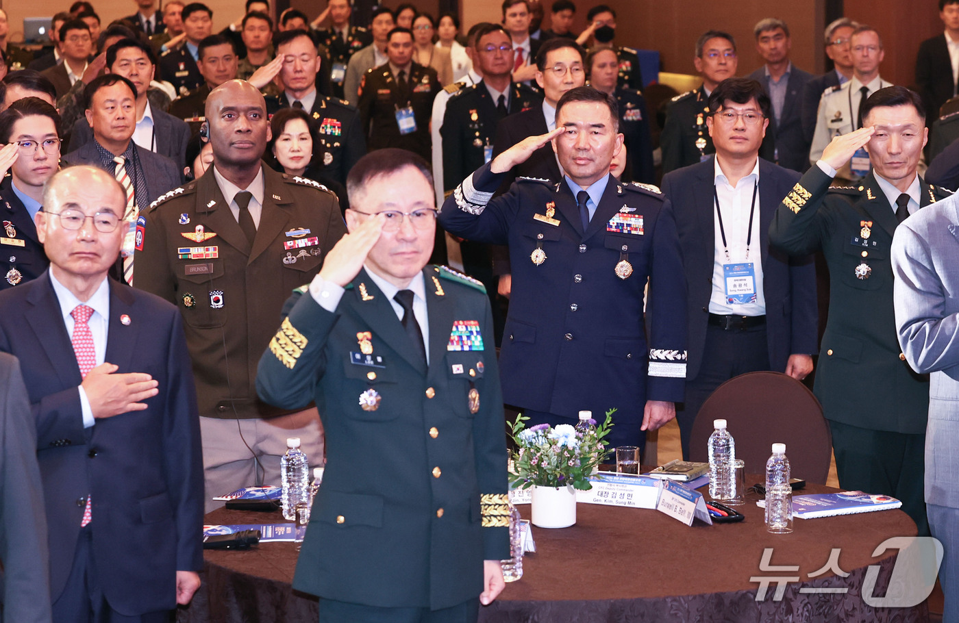 (서울=뉴스1) 이종수 기자 = 제이비어 브런슨 한미연합군사령관과 진영승 합동참모의장, 김성민 한미연합군사령부 부사령관 등이 16일 국방컨벤션에서 열린 ‘2026 한·미 연합워파이 …