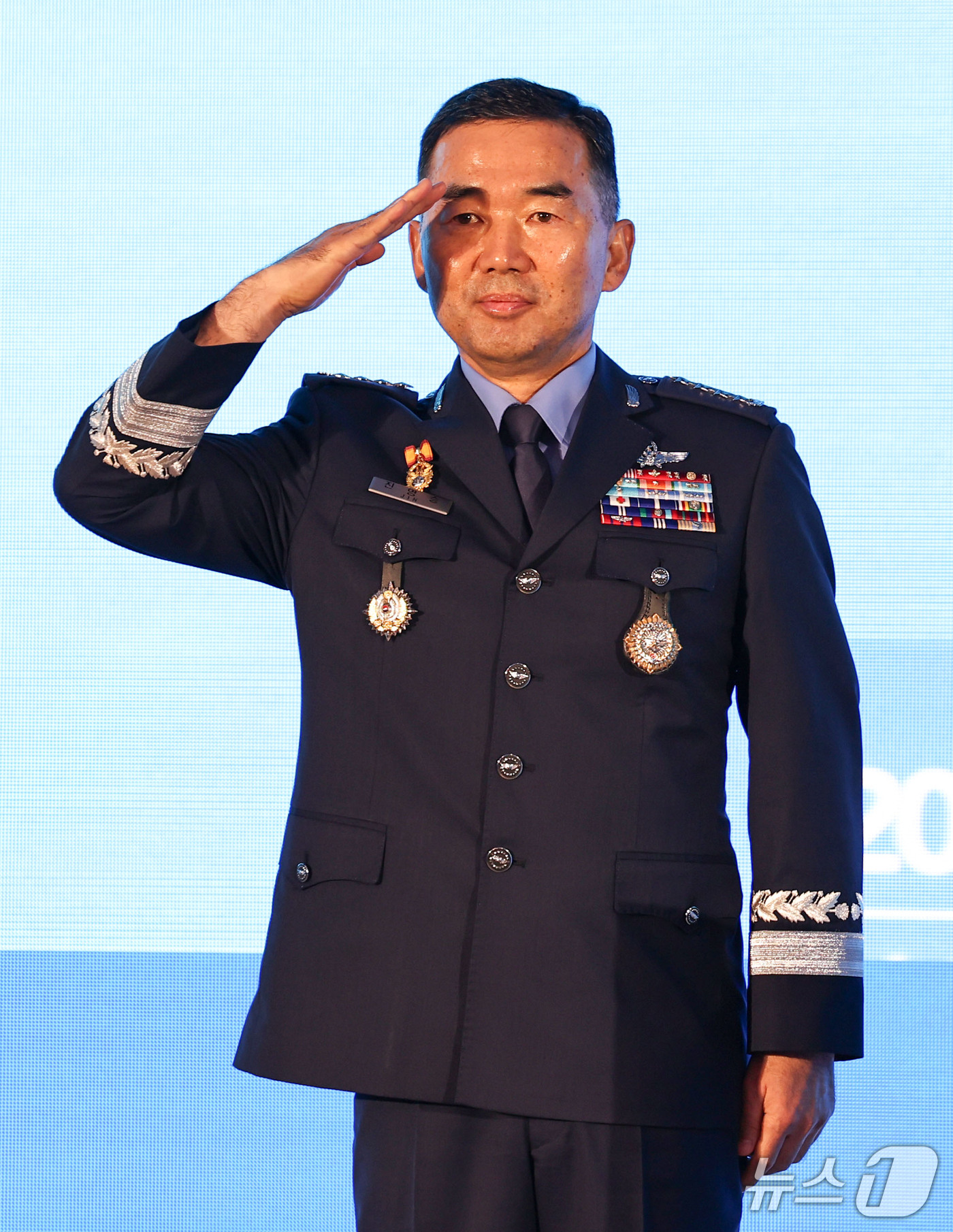 (서울=뉴스1) 이종수 기자 = 진영승 합동참모의장이 16일 국방컨벤션에서 열린 ‘2026 한·미 연합워파이팅포럼’에 참석해 거수경례를 하고 있다. 2026.9.16/뉴스1