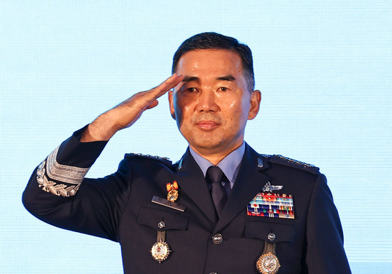 거수경례하는 진영승 합참의장
