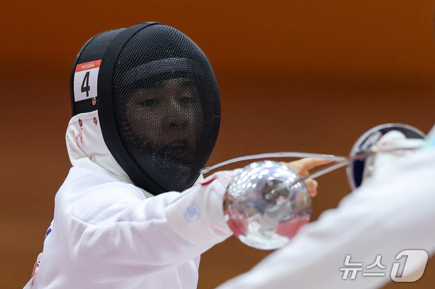 본문 이미지 - 대한민국 전웅태가 지난 16일 일본 안조 스포츠 파크에서 열린 근대5종 펜싱 시딩라운드에서 치열한 경기를 펼치고 있다. 2026.9.16 ⓒ 뉴스1 안은나 기자