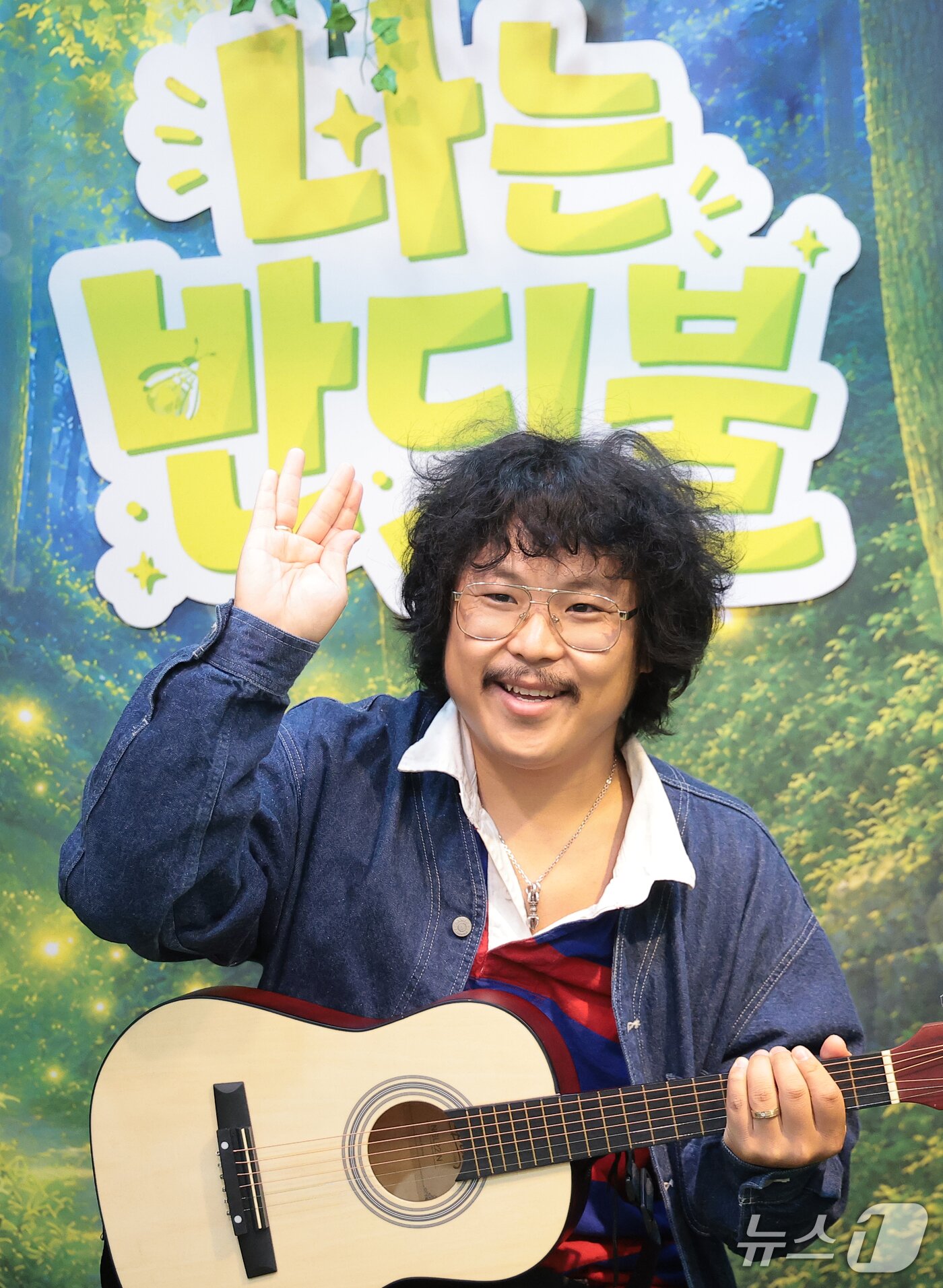 본문 이미지 - ‘나는 반딧불’ 원곡자 정중식이 16일 오후 서울 강남구 예림당 아트홀에서 열린 어린이 가족 뮤지컬 '나는 반딧불' 공연장을 찾아 포즈를 취하고 있다. '나는 반딧불'은 아빠를 잃은 뒤 어둠을 두려워하게 된 소녀 서윤이가 작은 반딧불과 함께 잃어버린 마음의 빛을 찾아가는 과정을 그린 창작 뮤지컬이다. 2026.9.16 ⓒ 뉴스1 권현진 기자