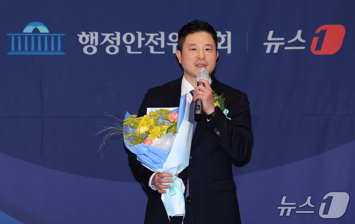 본문 이미지 - 지창근 강원랜드 ESG 정책팀장이 16일 서울 중구 프레스센터에서 열린 '2026 대한민국 지방지킴 대상'에서 지역경제 활성화 대상을 수상한 후 소감을 전하고 있다. 2026.9.16 ⓒ 뉴스1 김성진 기자