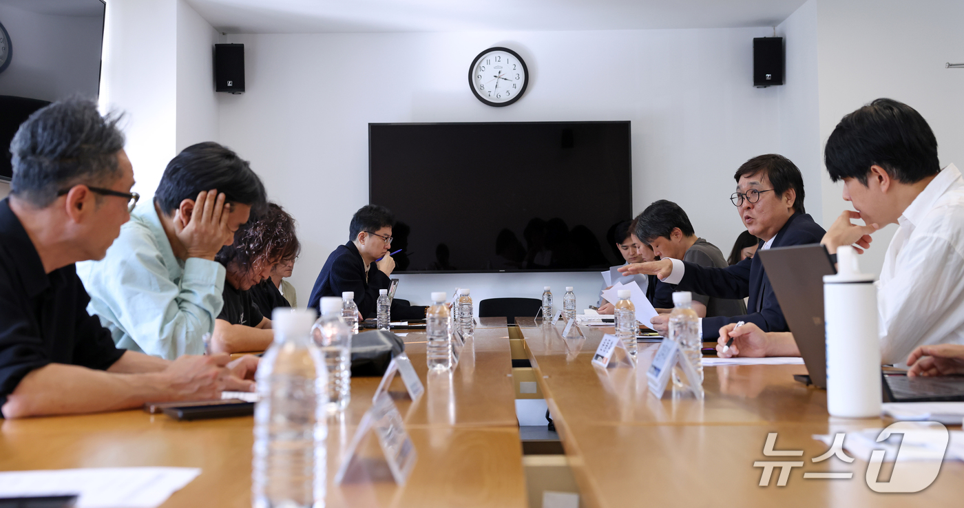 (서울=뉴스1) 김진환 기자 = 최휘영 문화체육관광부 장관이 16일 서울 종로구 국립현대미술관 서울관에서 열린 문화예술정책자문위원회 대중음악 분과 제4차 회의에서 위원들과 대중음악 …