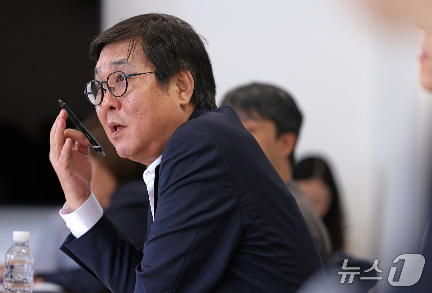 (서울=뉴스1) 김진환 기자 = 최휘영 문화체육관광부 장관이 16일 서울 종로구 국립현대미술관 서울관에서 열린 문화예술정책자문위원회 대중음악 분과 제4차 회의에서 위원들과 대중음악 …