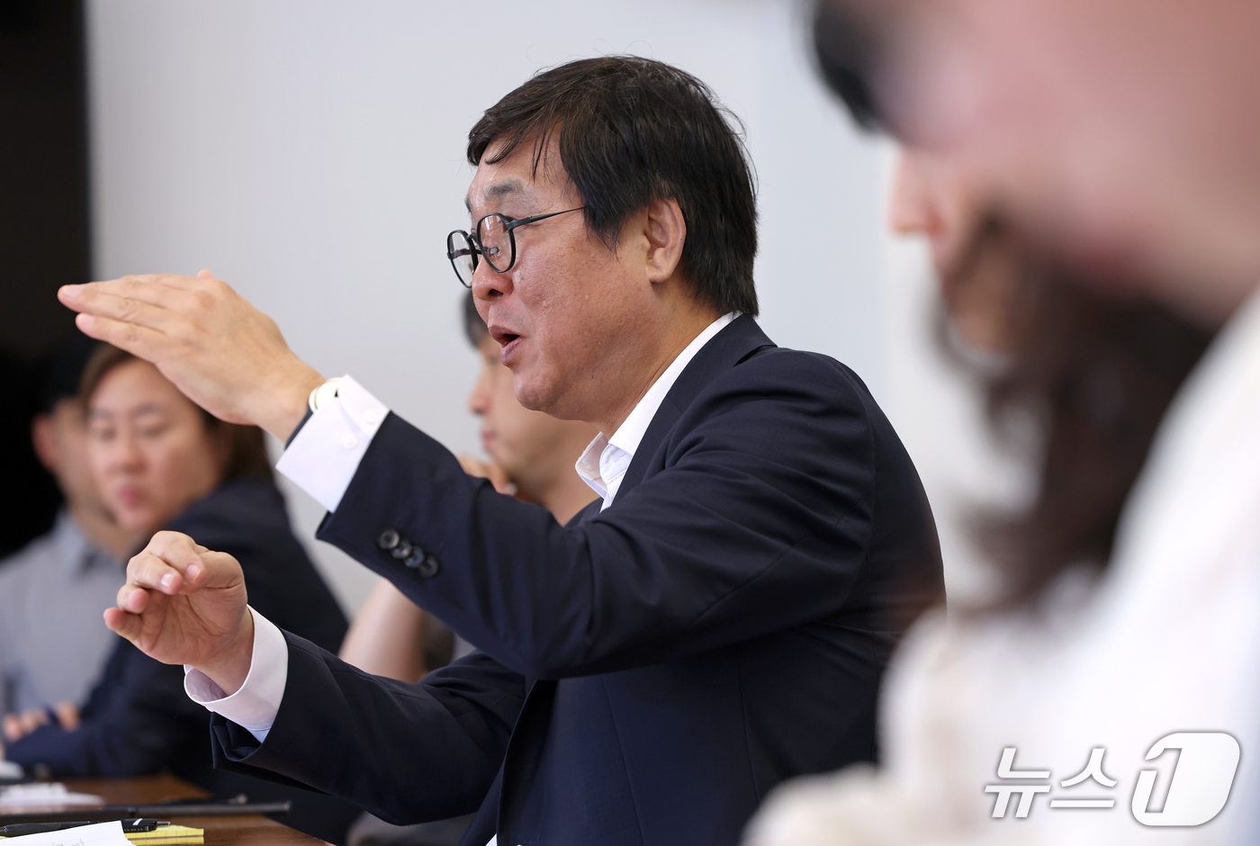 (서울=뉴스1) 김진환 기자 = 최휘영 문화체육관광부 장관이 16일 서울 종로구 국립현대미술관 서울관에서 열린 문화예술정책자문위원회 대중음악 분과 제4차 회의에서 위원들과 대중음악 …