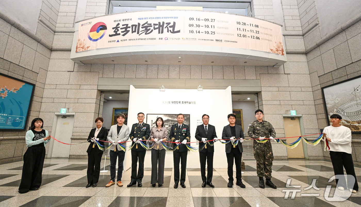 (서울=뉴스1) 김진환 기자 = 16일 서울 용산구 전쟁기념관에서 열린 제16회 호국미술대전 개막식 및 시상식에서 최장식 육군참모차장(중장) 등 주요관계관들이 개막식에 앞서 테이프 …