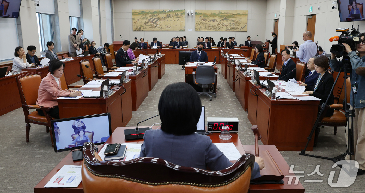(서울=뉴스1) 박지혜 기자 = 국회 교육위원회 위원장인 김희정 국민의힘 의원이 16일 국회 교육위원회 전체회의에서 개의를 선언하고 있다.  2026.9.16/뉴스1