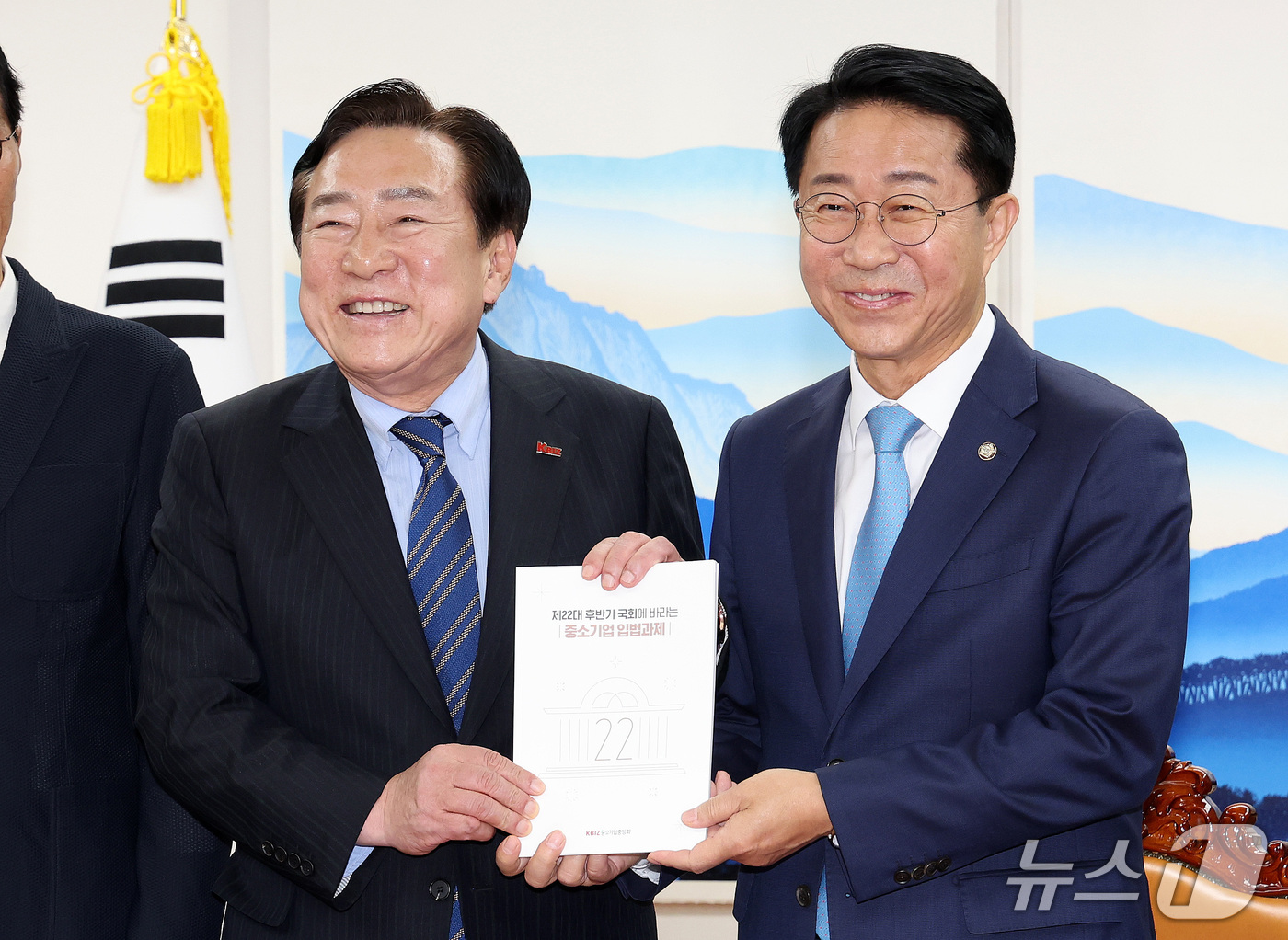(서울=뉴스1) 박지혜 기자 = 조정식 국회의장이 16일 서울 여의도 국회에서 김기문 중소기업중앙회장으로부터 '제22대 후반기 국회에 바라는 중소기업 입법과제'를 전달받고 있다. …