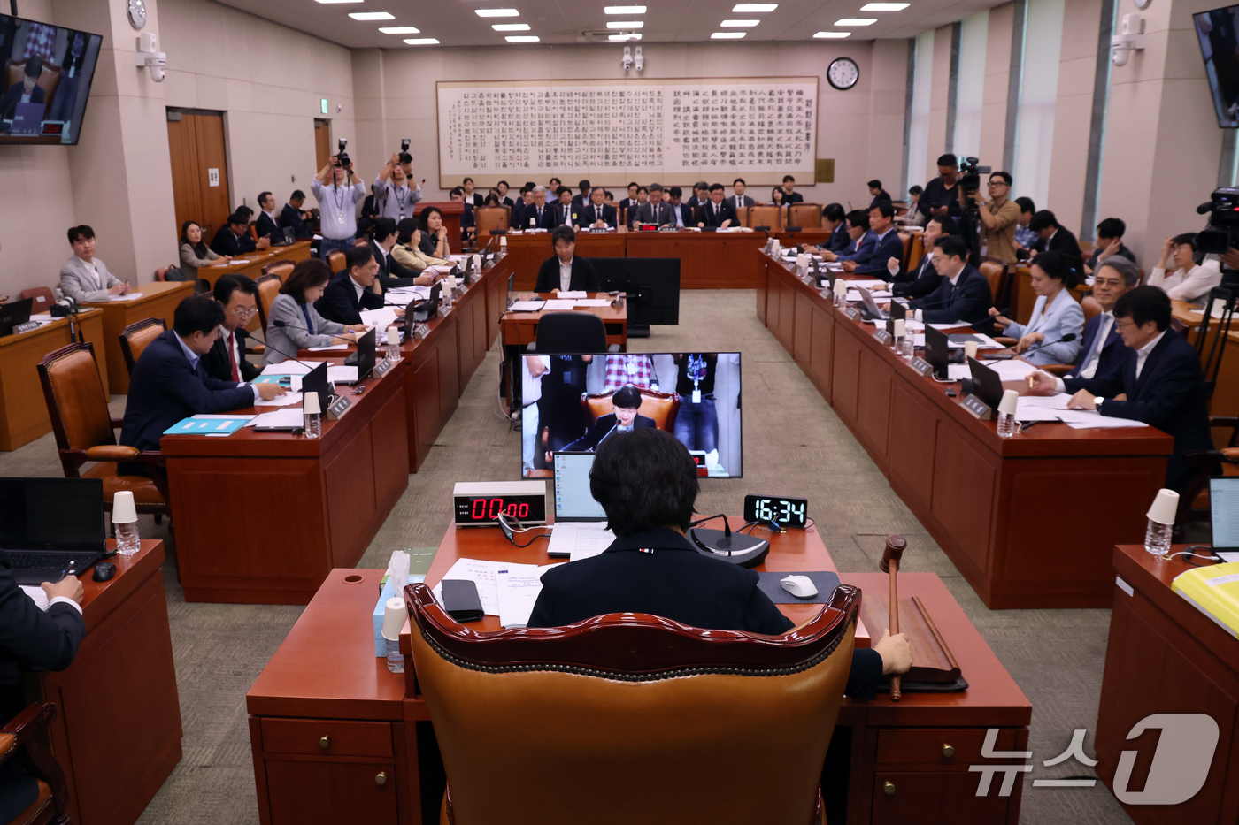 (서울=뉴스1) 황기선 기자 = 서영교 법사위원장이 16일 오후 서울 여의도 국회에서 열린 법제사법위원회 전체회의에서 의사봉을 두드리고 있다.  2026.9.16/뉴스1