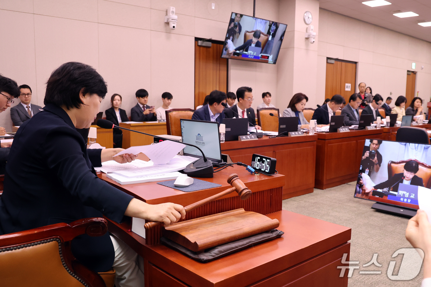 (서울=뉴스1) 황기선 기자 = 서영교 법사위원장이 16일 오후 서울 여의도 국회에서 열린 법제사법위원회 전체회의에서 의사봉을 두드리고 있다.  2026.9.16/뉴스1
