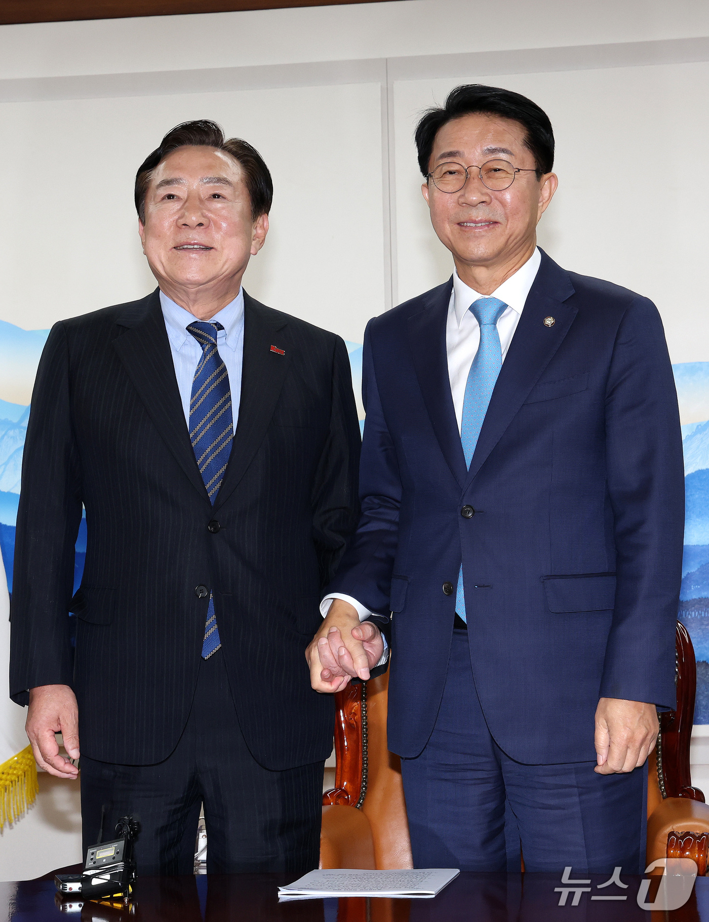 (서울=뉴스1) 박지혜 기자 = 조정식 국회의장이 16일 서울 여의도 국회를 찾은 김기문 중소기업중앙회장과 인사를 나누고 있다. 2026.9.16/뉴스1