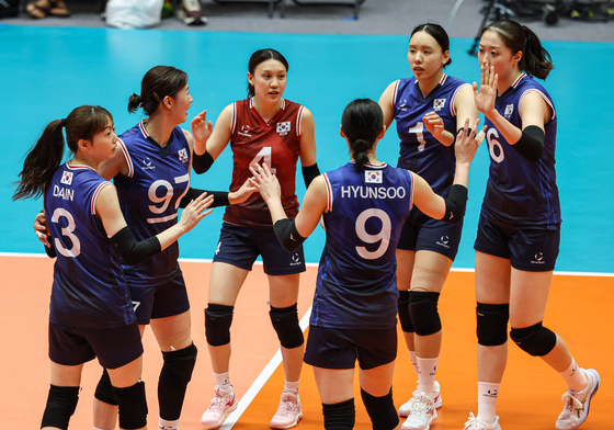 '8년 만의 메달 도전' 여자배구, 첫 경기서 홍콩에 3-0 완승[AG]