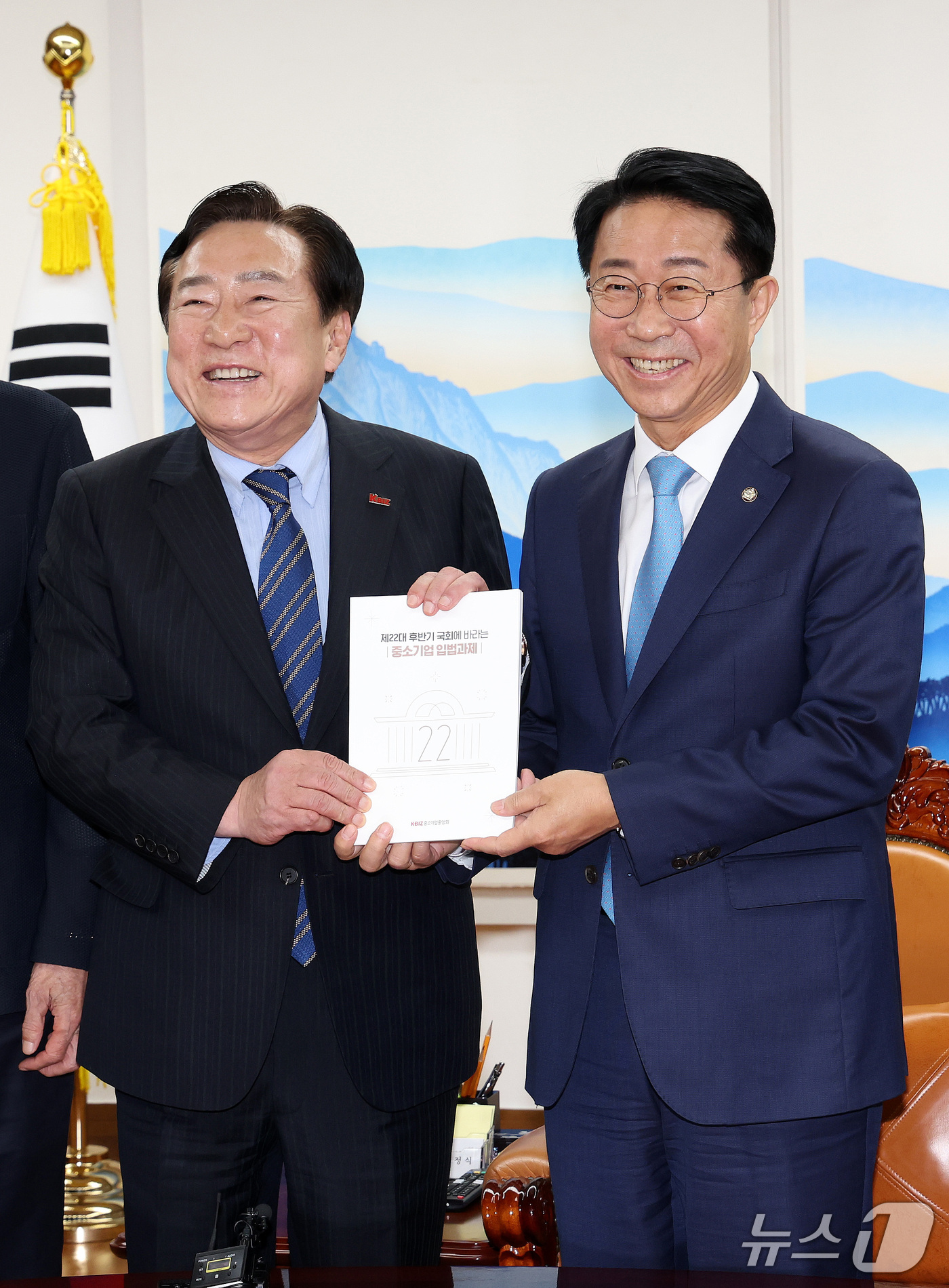 (서울=뉴스1) 박지혜 기자 = 조정식 국회의장이 16일 서울 여의도 국회에서 김기문 중소기업중앙회장으로부터 '제22대 후반기 국회에 바라는 중소기업 입법과제'를 전달받고 있다. …