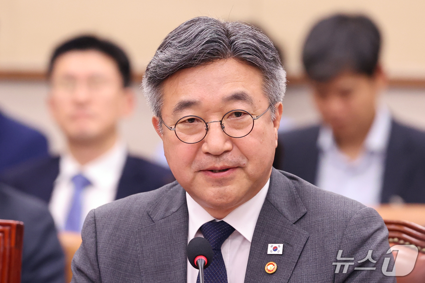 (서울=뉴스1) 황기선 기자 = 윤호중 행정안전부 장관이 16일 오후 서울 여의도 국회에서 열린 법제사법위원회 전체회의에서 의원 질의에 답하고 있다.  2026.9.16/뉴스1