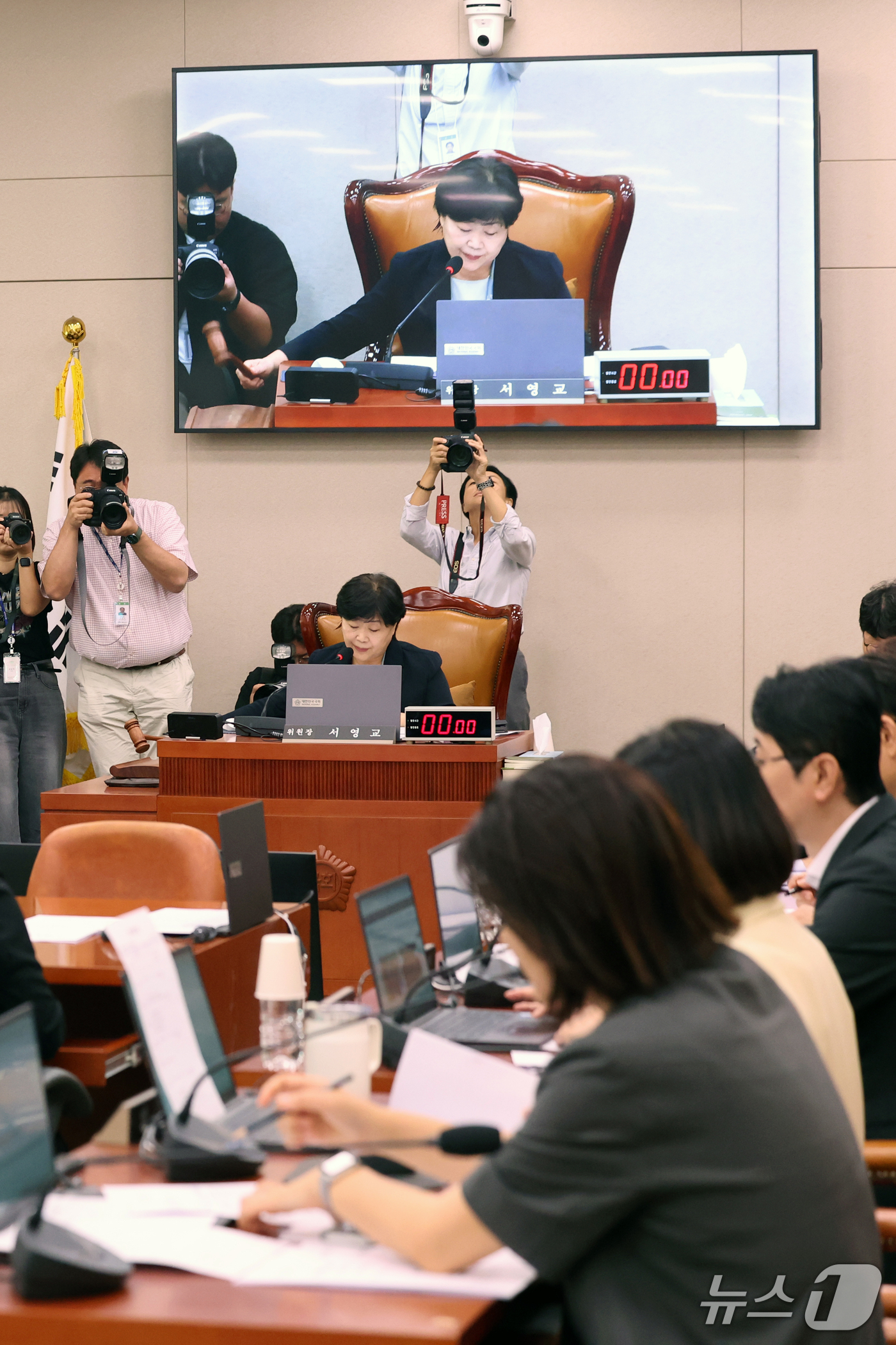 (서울=뉴스1) 황기선 기자 = 서영교 법사위원장이 16일 오후 서울 여의도 국회에서 열린 법제사법위원회 전체회의에서 의사봉을 두드리고 있다. 2026.9.16/뉴스1