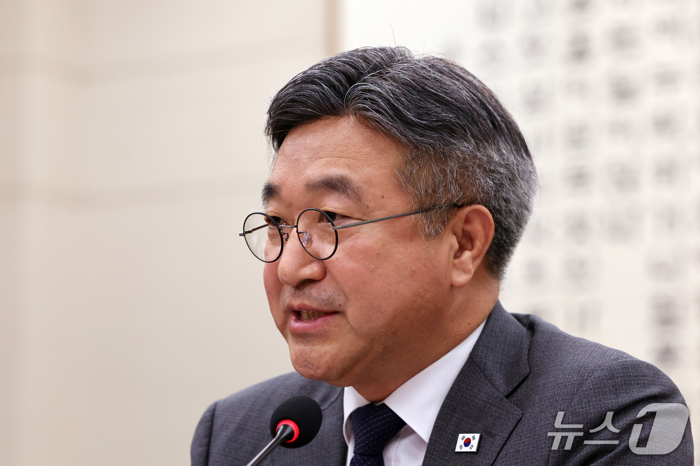 (서울=뉴스1) 황기선 기자 = 윤호중 행정안전부 장관이 16일 오후 서울 여의도 국회에서 열린 법제사법위원회 전체회의에서 의원 질의에 답하고 있다.  2026.9.16/뉴스1