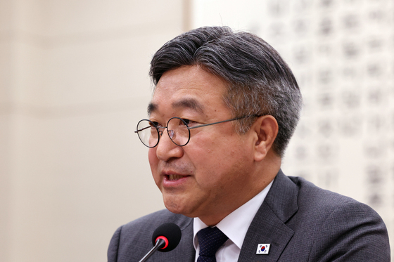질의에 답하는 윤호중 행안부 장관