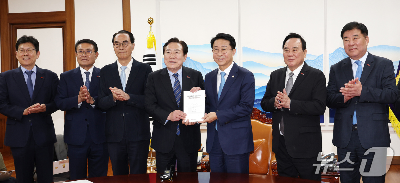 (서울=뉴스1) 박지혜 기자 = 조정식 국회의장과 김기문 중소기업중앙회장을 비롯한 참석자들이 16일 서울 여의도 국회에서 열린 중소기업중앙회 회장단 접견에서 기념촬영을 하고 있다. …