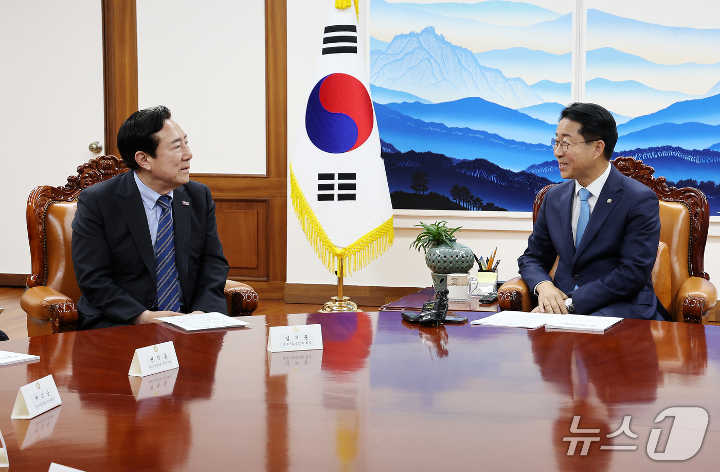 (서울=뉴스1) 박지혜 기자 = 조정식 국회의장이 16일 서울 여의도 국회를 찾은 김기문 중소기업중앙회장과 대화를 나누고 있다. 2026.9.16/뉴스1