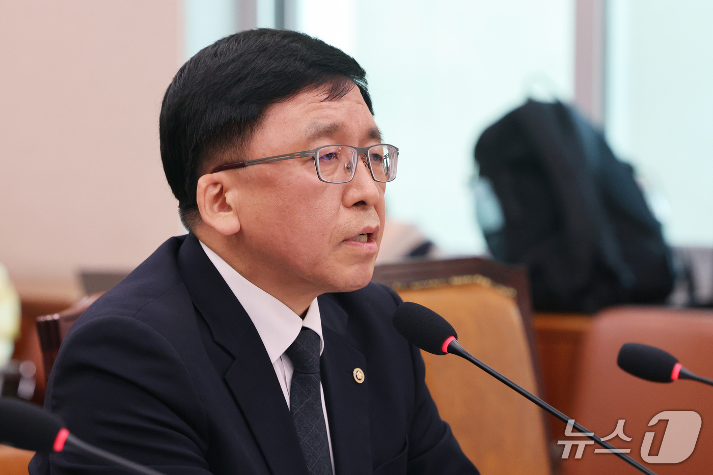 (서울=뉴스1) 황기선 기자 = 강동완 중앙선거관리위원회 사무총장 직무대리가 16일 오후 서울 여의도 국회에서 열린 법제사법위원회 전체회의에서 의원 질의에 답하고 있다. 2026. …
