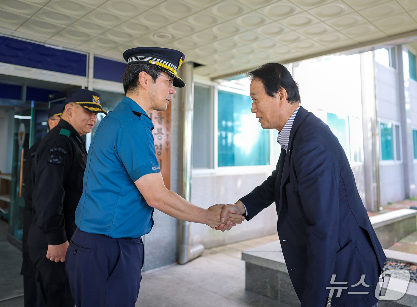 (서울=뉴스1) 김진환 기자 = 권오을 국가보훈부 장관이 16일 추석맞이 경북 울릉도 지역에서 울릉도 지역의 안보를 담당하는 울릉경비대를 방문해 위문 및 격려를 하고 있다. (국가 …