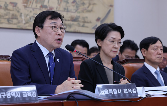 질의에 답변하는 정근식 서울교육감