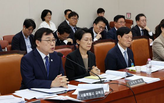 질의에 답하는 정근식 서울교육감