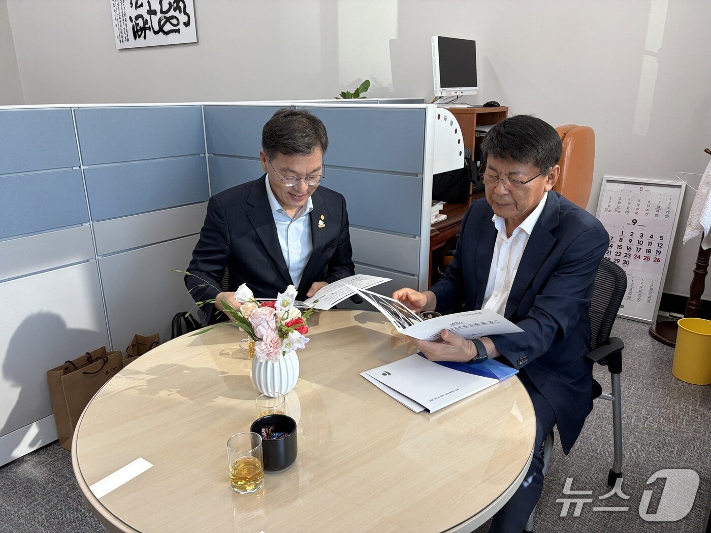 본문 이미지 - 국회 농해수위 서삼석 국회의원(오른쪽)을 만나 현안을 논의하고 있는 김중남 강릉시장. (강릉시 제공. 재판매 및 DB 금지) 2026.9.16/뉴스1
