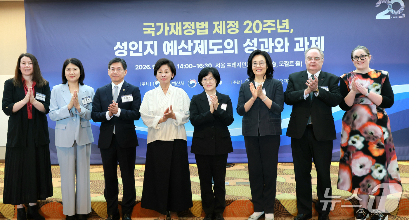 (서울=뉴스1) = 원민경 성평등가족부 장관이 16일 서울 중구 프레지던트 호텔에서 열린 '성인지 예산제도 20주년 국제포럼'에서 참석자들과 기념촬영을 하고 있다. (성평등가족부 …