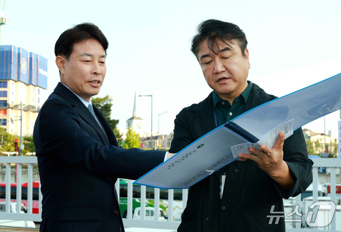본문 이미지 - 전문학 서구청장이 월평동 중고차 매매단지 현장을 점검하고 있다.(대전 서구 제공. 재판매 및 DB 금지)