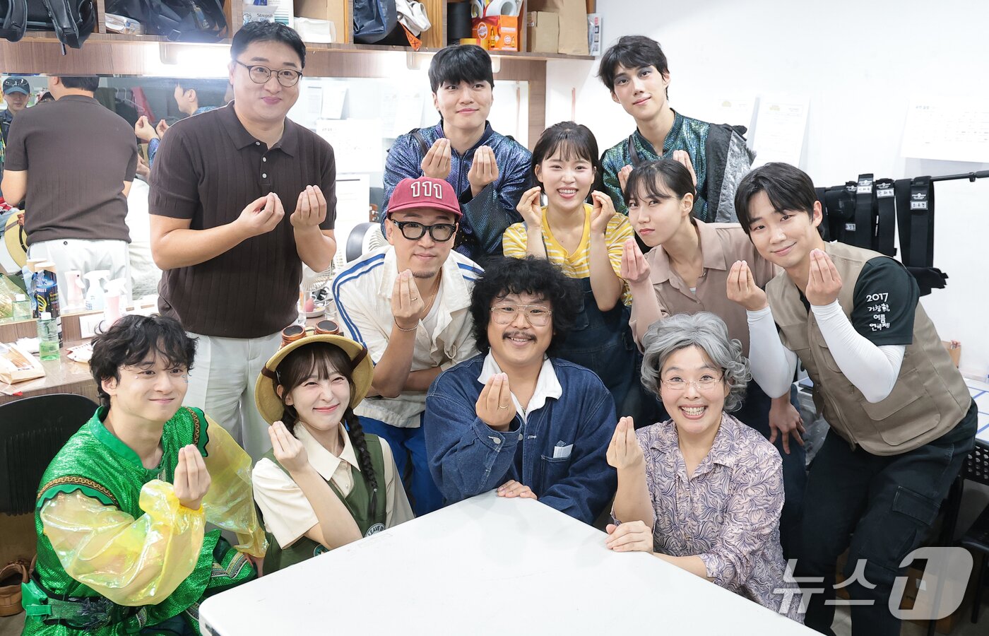 본문 이미지 - ‘나는 반딧불’ 원곡자 정중식이 16일 오후 서울 강남구 예림당 아트홀에서 열린 어린이 가족 뮤지컬 '나는 반딧불' 공연 관람을 마친 뒤 출연 배우들과 기념 촬영을 하고 있다. '나는 반딧불'은 아빠를 잃은 뒤 어둠을 두려워하게 된 소녀 서윤이가 작은 반딧불과 함께 잃어버린 마음의 빛을 찾아가는 과정을 그린 창작 뮤지컬이다. 2026.9.16 ⓒ 뉴스1 권현진 기자