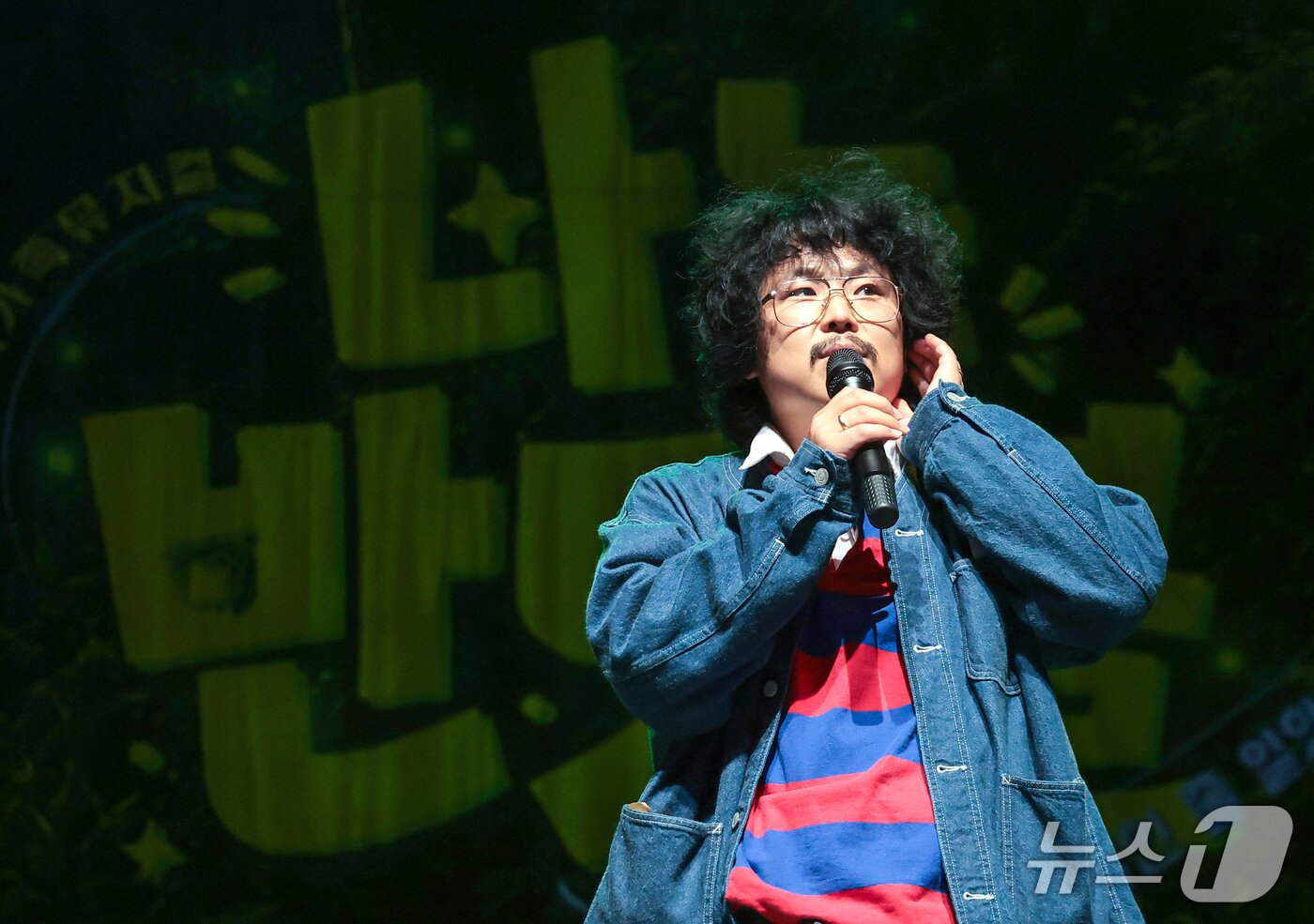 본문 이미지 - ‘나는 반딧불’ 원곡자 정중식이 어린이 가족 뮤지컬 '나는 반딧불' 공연 관람을 마친 뒤 소감을 전하고 있다. ⓒ 뉴스1 권현진 기자