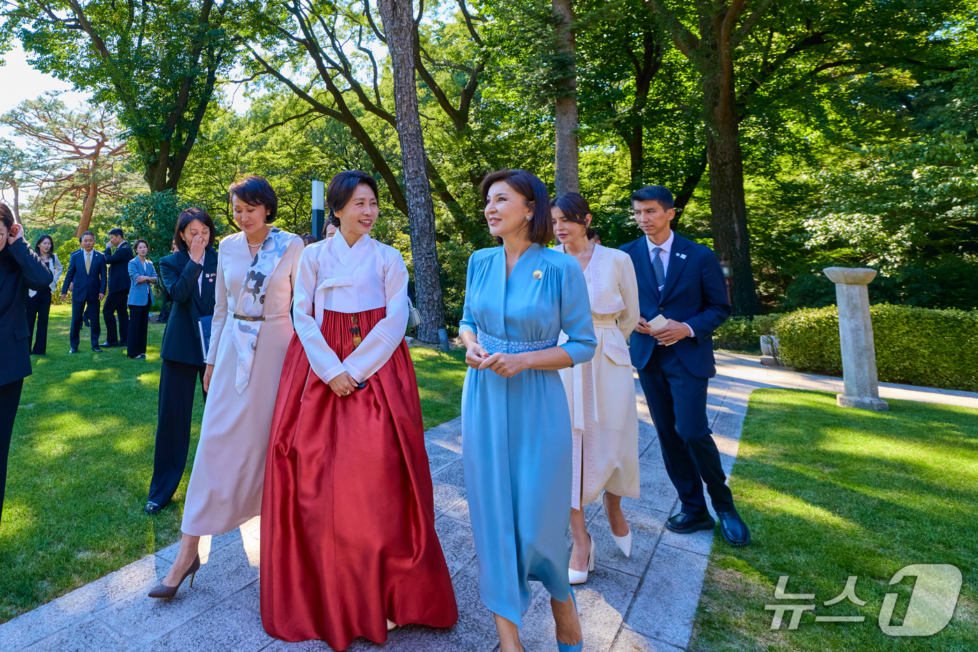 (서울=뉴스1) 허경 기자 = 김혜경 여사가 16일 한국을 방문 중인 우즈베키스탄 영부인 지로아트 미르지요예바 여사와 키르기스스탄 영부인 아이굴 자파로바 여사를 청와대 상춘재로 초 …