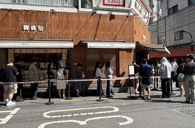 "추석 선물로 과일·피자 떡"…명절 앞둔 2030 이색 '떡지순례' 행렬